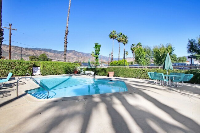 Building Photo - 2 Bed / 1 Bath Available Now!