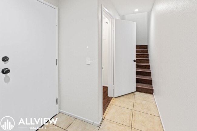 Building Photo - Rare 2 Bed 2.5 Bath Available Now!!