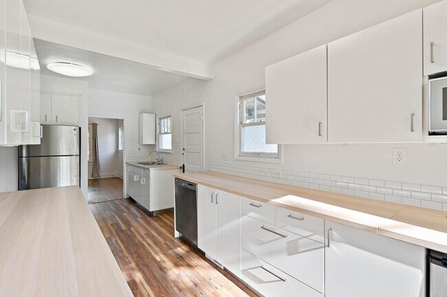 Building Photo - Cute 3-bdrm/2-bath vintage home—Nice fence...