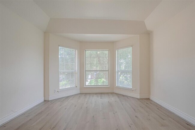Building Photo - 5703 Saragosa Dr