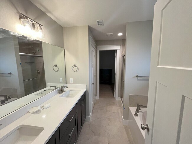 Building Photo - Beautiful, nearly-new 4 bedroom, 2 bath home on a cul-de-sac in the exclusive Lion's Gate neighbo...