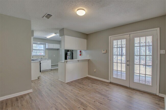 Building Photo - 3301 Green Dr