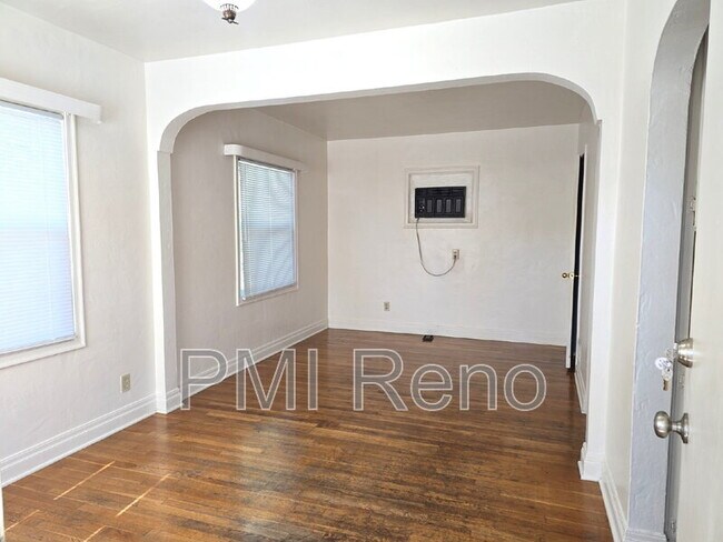 Building Photo - 422 St Lawrence Ave