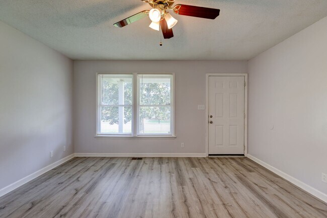 Building Photo - 204 Bob White Dr