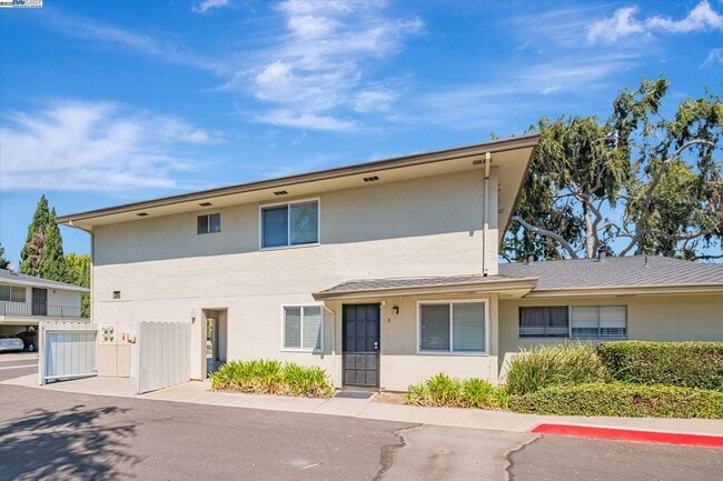 Building Photo - 2141 Swan Ct