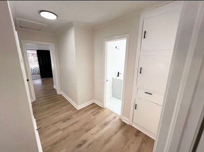 Building Photo - For Rent — Updated & Move-In Ready!