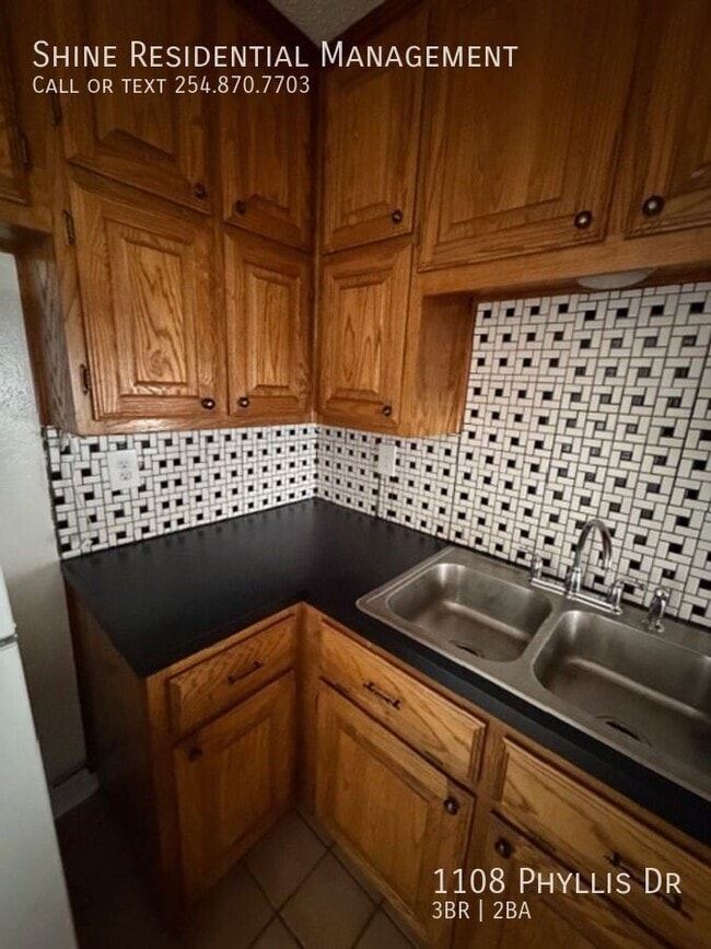 Building Photo - 1108 Phyllis Dr