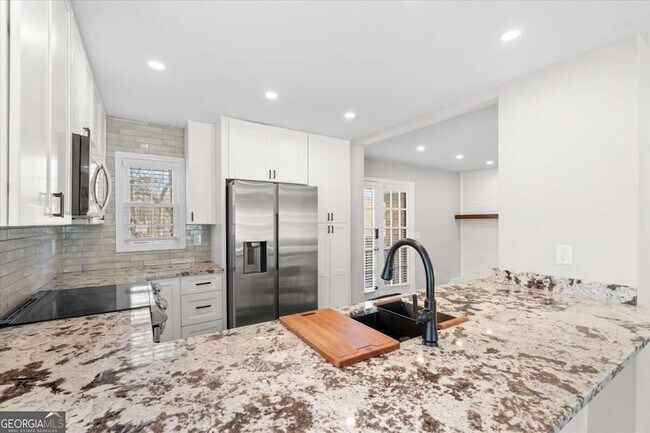 Building Photo - 541 N White St