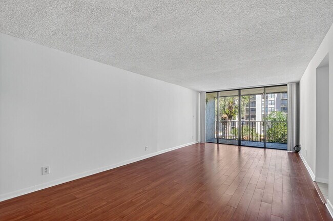 Building Photo - 11 Royal Palm Way