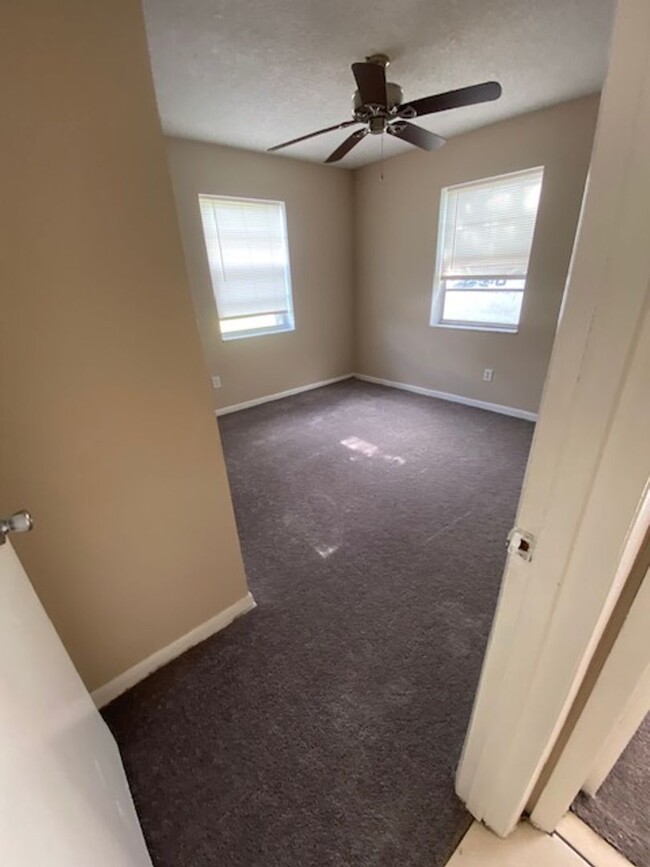 Building Photo - 3 Bed 1 Bath Home With Washer Dryer Hook U...