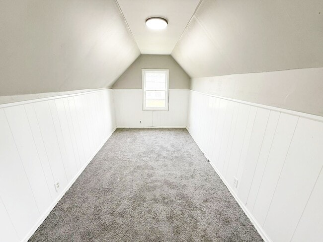 Building Photo - 3 BED 1 BATH BEAUTIFUL SINGLE FAMILY HOME ...