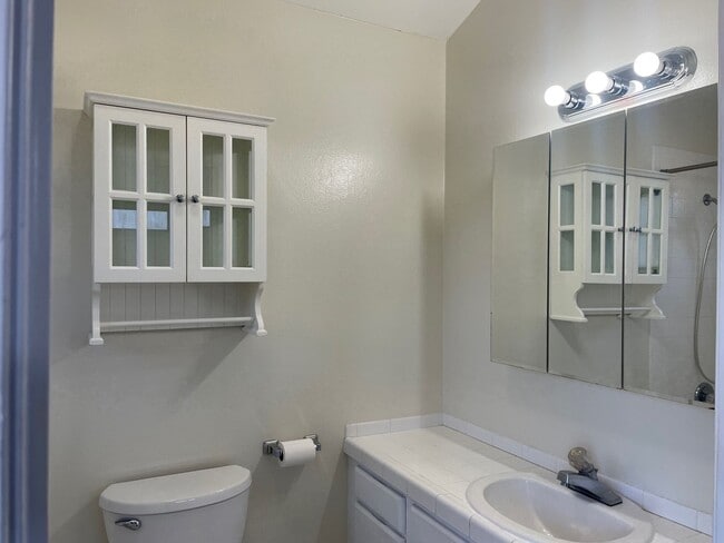 Building Photo - Welcome Home to 5 bedrooms 3 baths!