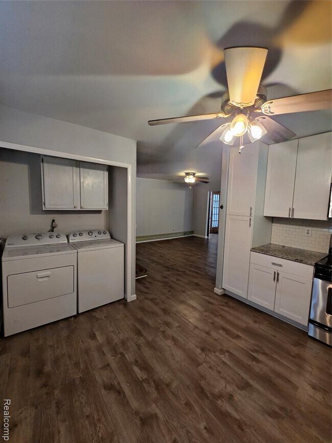 Building Photo - 2951 Hill Dr