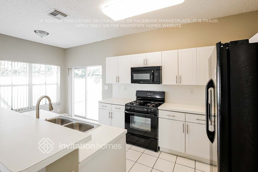 Building Photo - 4415 SW 153rd Ave