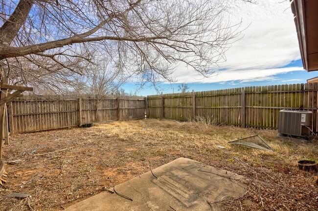 Building Photo - 628 N Robin Way