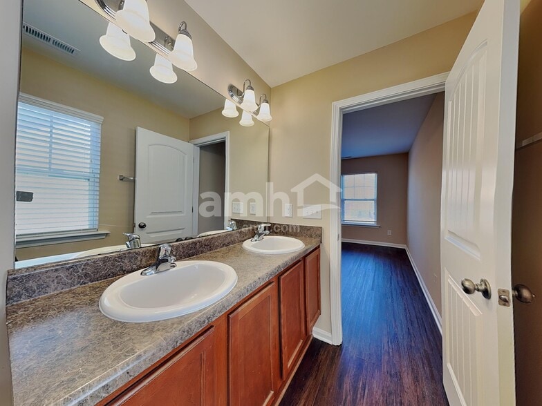 Building Photo - 405 Birch Run Dr