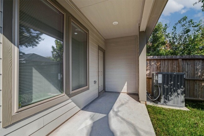 Building Photo - 7968 Henson St