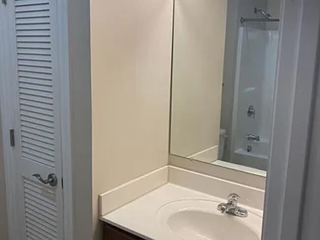 Building Photo - Gorgeous condo for rent