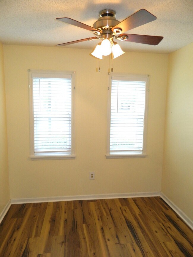 Building Photo - 407 Folkstone Cir