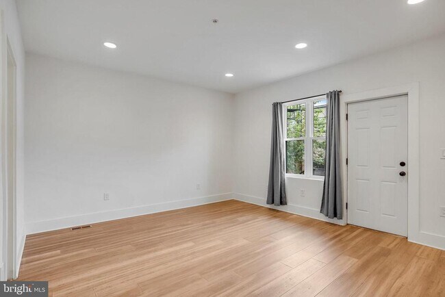 Building Photo - 1225 Raum St NE