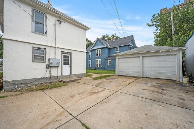 Building Photo - Cute 2BR 1 Bath Apartment Available 8/15