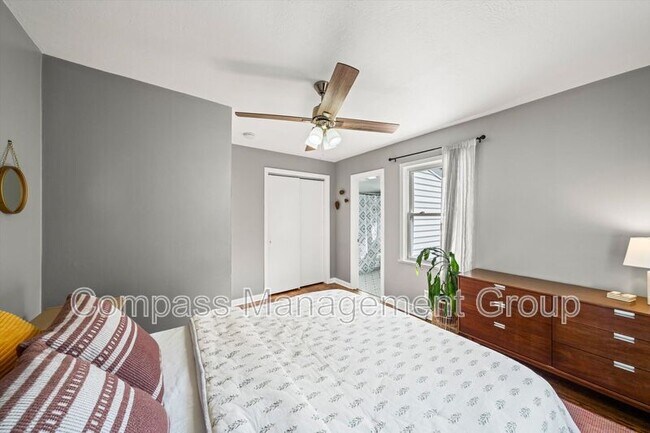 Building Photo - 917 Hall St