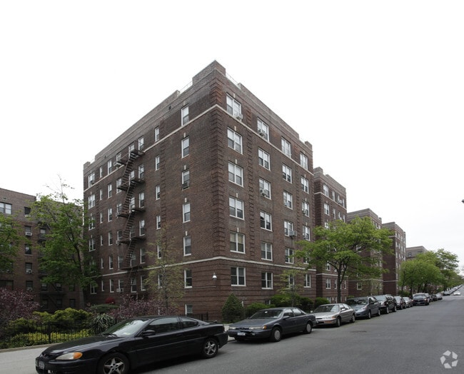 6295 Saunders St - 62-95 Saunders