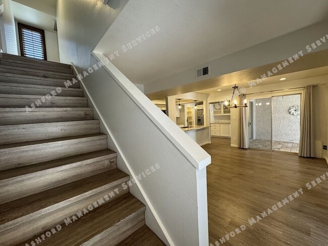 Building Photo - BEAUTIFUL 3 BEDROOM 2.5 BATHROOM HOME IN S...