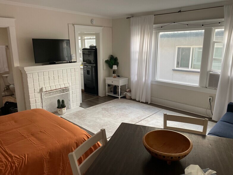 Building Photo - 1109 E 1st St