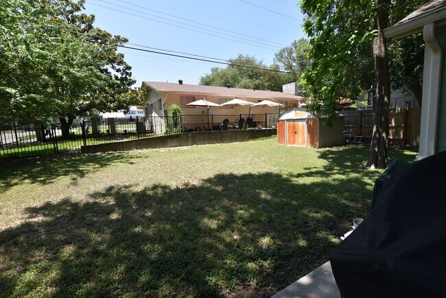 Building Photo - Charming Highland Village Home with Guest ...