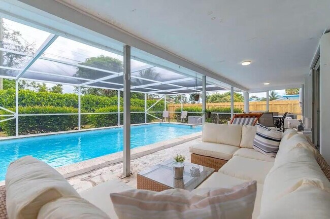 Building Photo - 176 SE 27th Pl