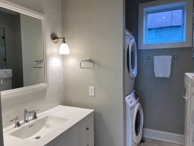 Building Photo - 1 Bedroom 1 Bath Furnished Condo in Harles...