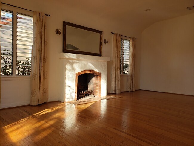Working wood fireplace - 466 S Wetherly Dr
