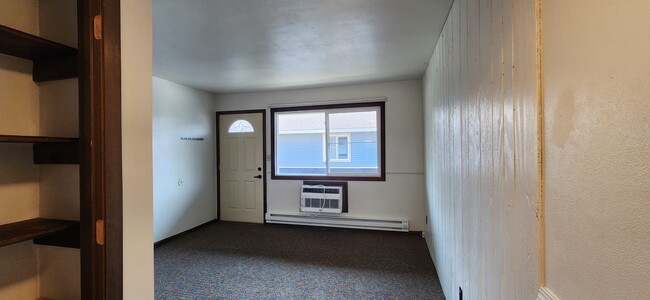 Building Photo - 625 9th St N