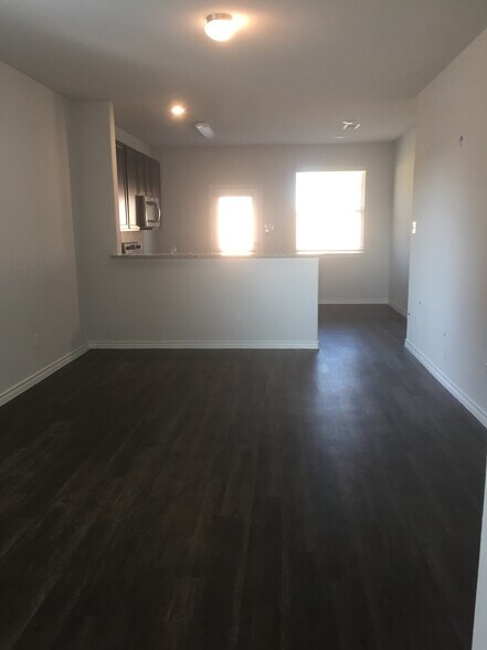 Kitchen and dinning area - 3103 Quail St