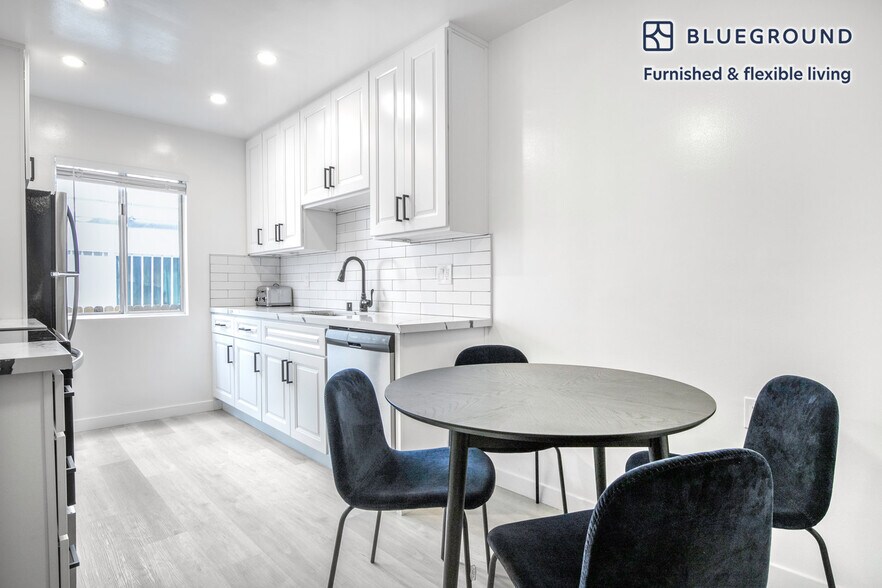 Building Photo - 1231 S Bundy Dr