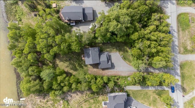 Building Photo - Gorgeous lakefront home