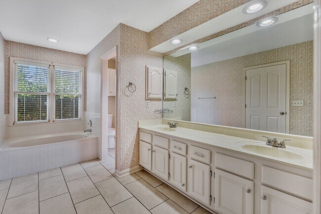 Building Photo - 755 Regal Dr