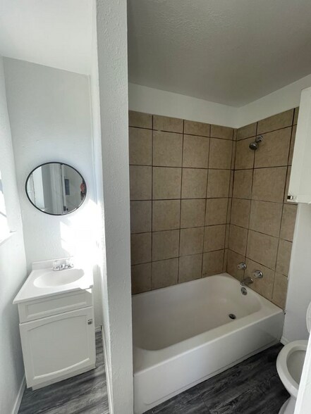 Building Photo - 406 S Abilene Ave