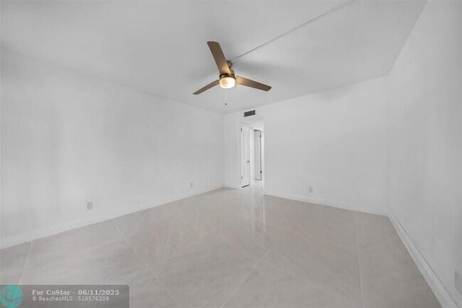 Building Photo - 2300 S Cypress Bend Dr