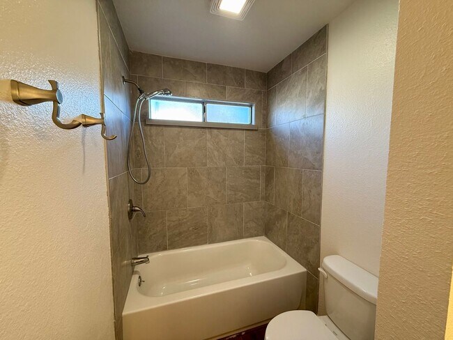 Building Photo - Single story home in established neighborhood!