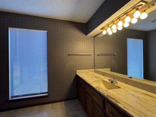 Building Photo - 1622 Windhill Ave