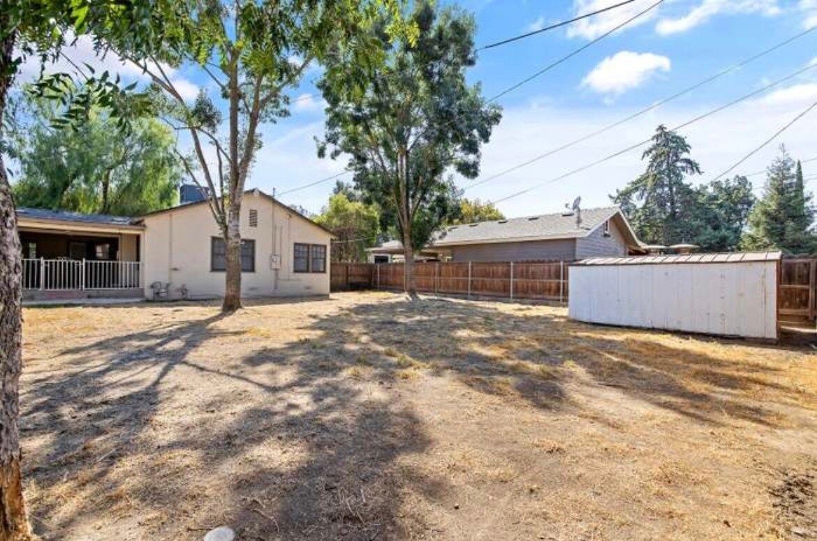 Building Photo - 1204 E Sequoia Ave
