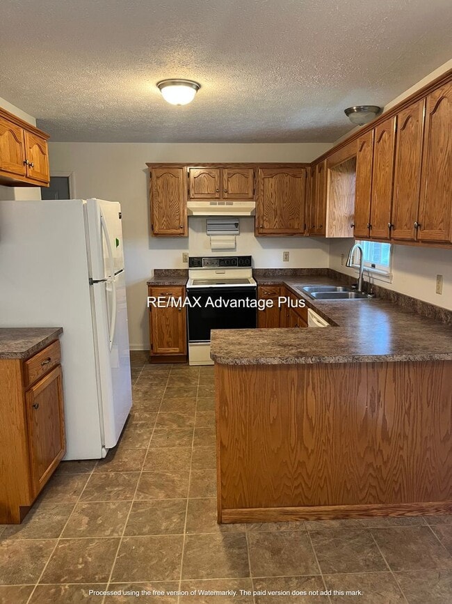 Building Photo - 1608 Redbud Cir