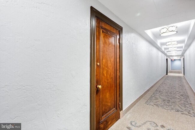 Building Photo - 1661 Crescent Pl NW