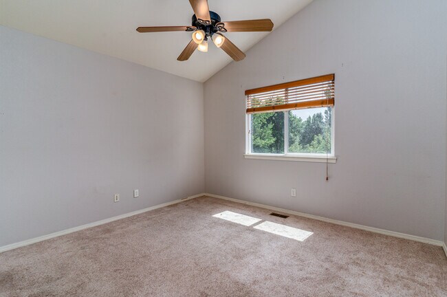 Building Photo - 4 Bedroom Home with 3 Car Garage! Move-in special 50% off one month's rent!!