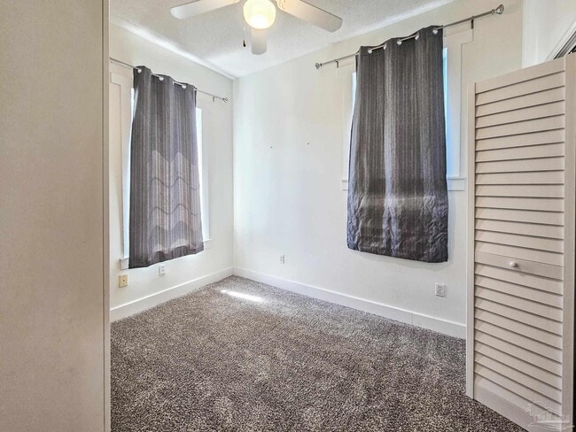 Building Photo - 919 E La Rua St