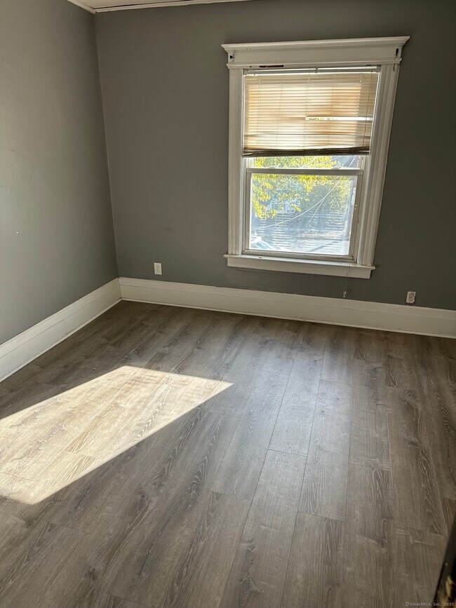 Building Photo - 2 Westland St