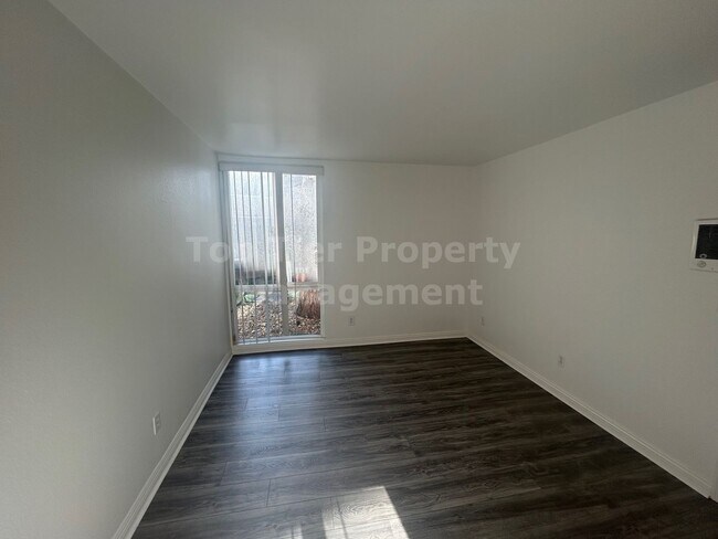 Building Photo - **Ground-Floor 1 Bed / 1 Bath Condo Near S...