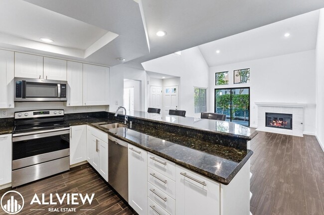 Building Photo - Beautifully Upgraded 2 Bed, 2 Bath + Den W...